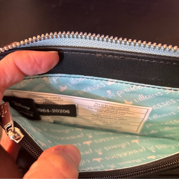 Loungefly Disney Princess & Villains Zip Around Large Wallet 2 Sided EUC - Picture 5 of 6